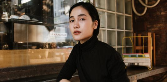 พูดคุยกับ ‘อีฟ’ ถึงผลงานนิทรรศการครั้งแรกของเธอ THE TEMPORARY OBSERVER